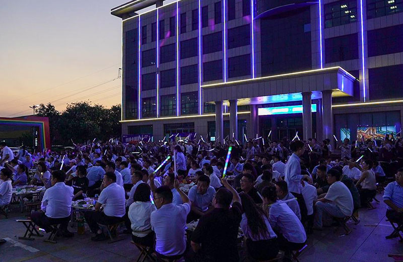 เยาวชนในบานเต็มกล้าหาญในการกระทำ |